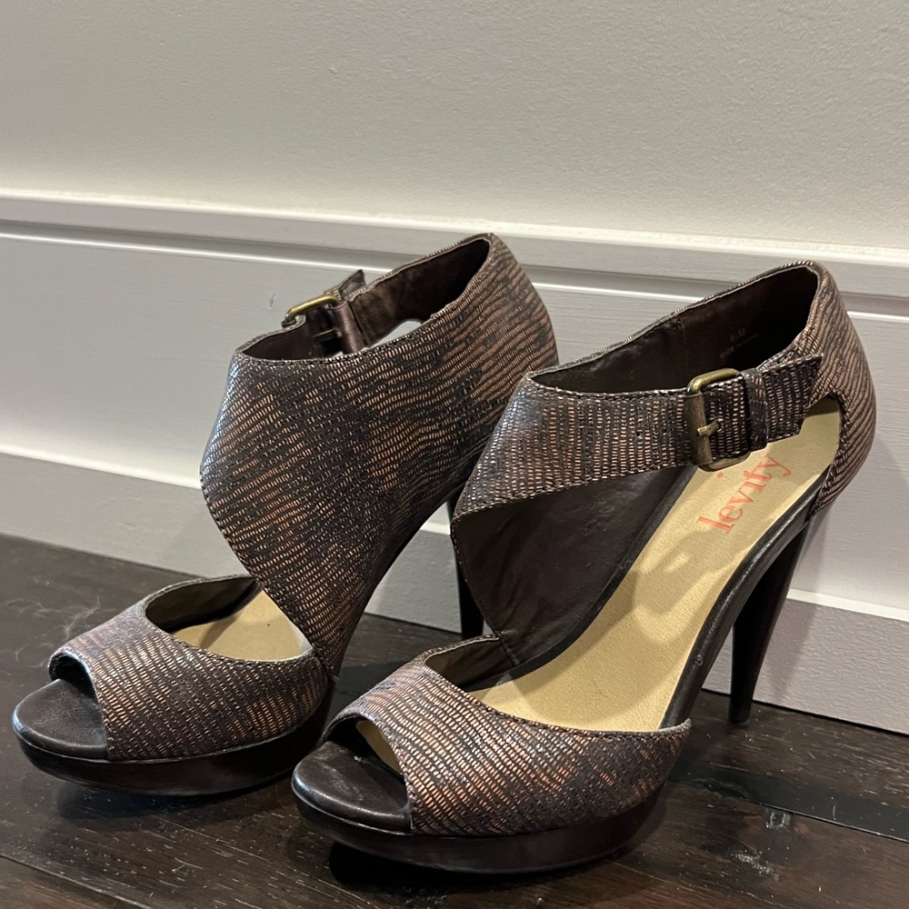 Brand new brown Levity platform heel sandals size 6.5